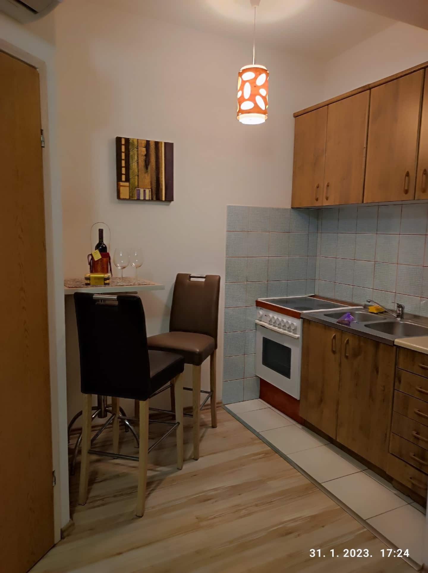 Compact fully-equipped kitchen with an oven, hob and breakfast bar